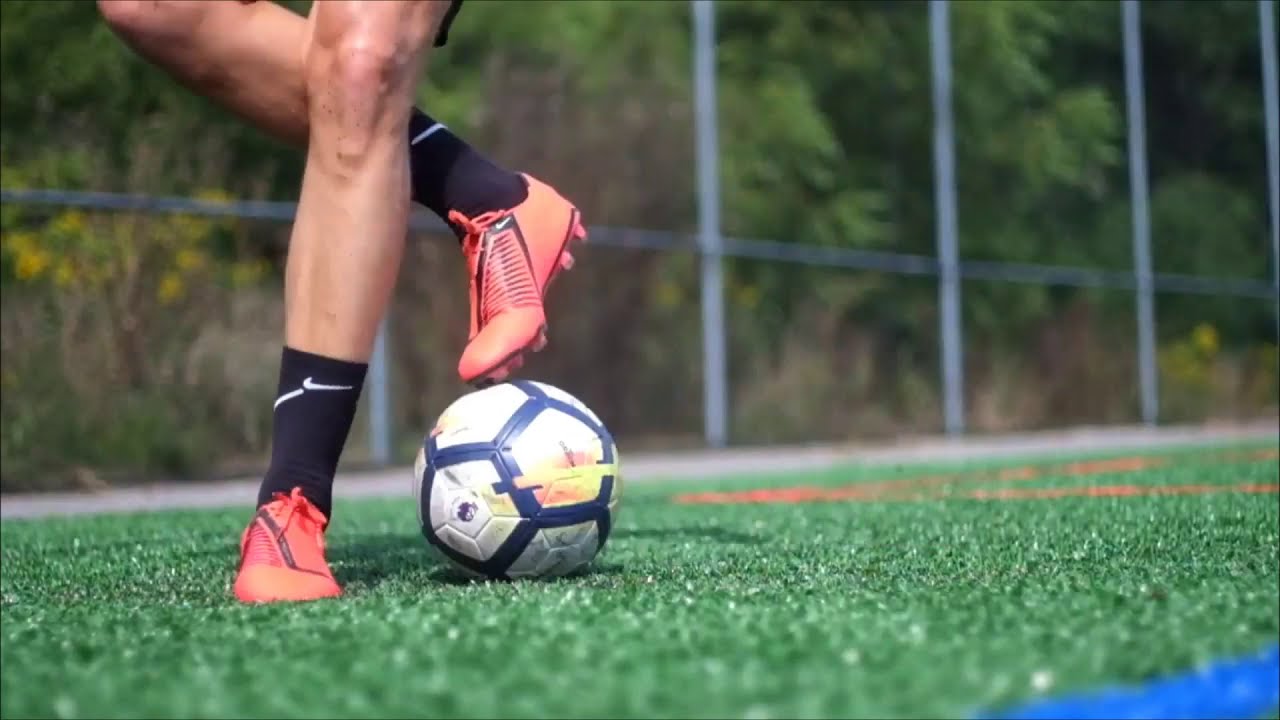 Как научиться набивать мяч на ноге?