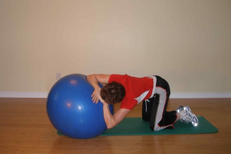 Проверенные упражнения для спины на фитболе — комплекс из 6 движений на мяче для фитнеса