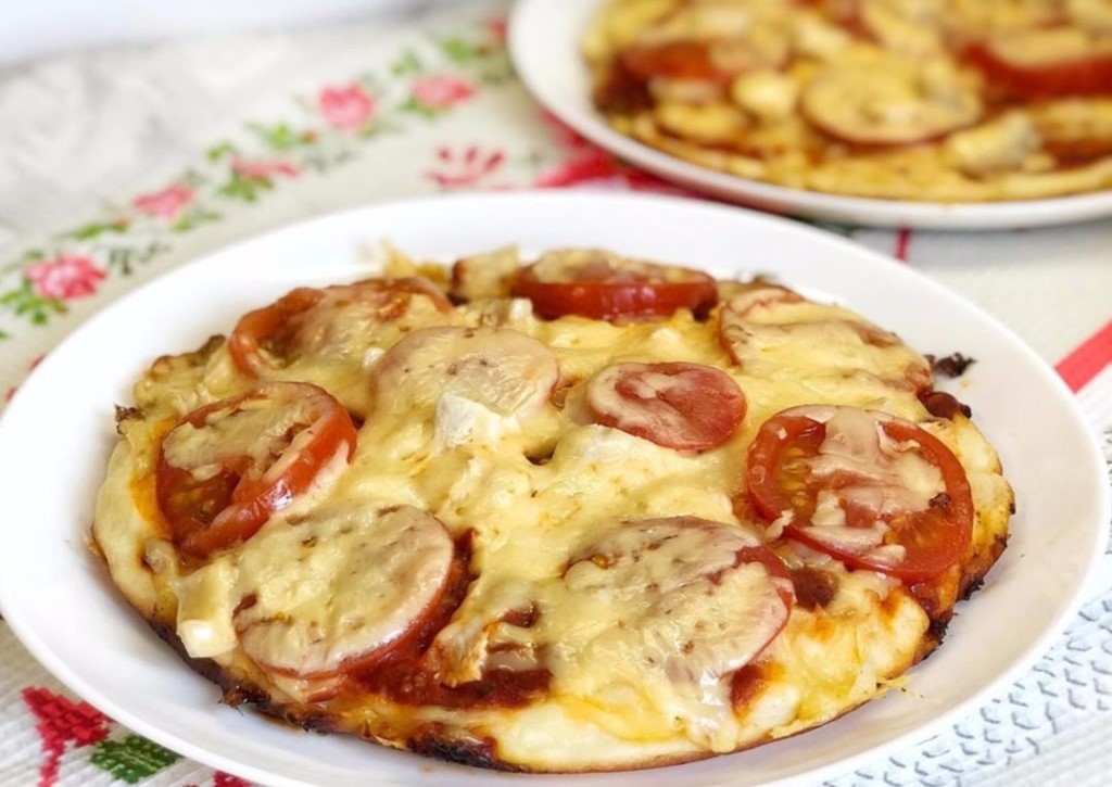 Быстрая бездрожжевая пицца с курицей (на кефире) - рецепт с фото