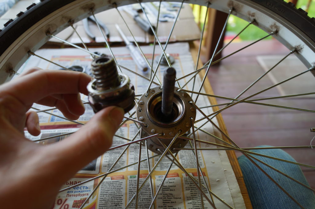 Как разобрать и произвести ремонт задней и передней втулки велосипеда