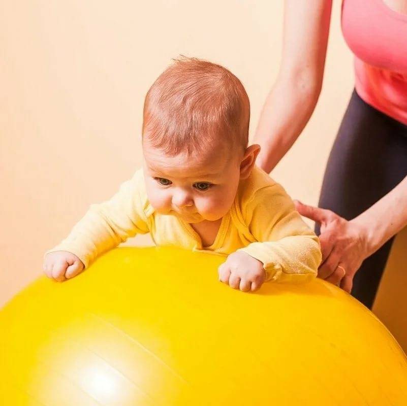10 фактов о пользе фитбола для новорожденных малышей