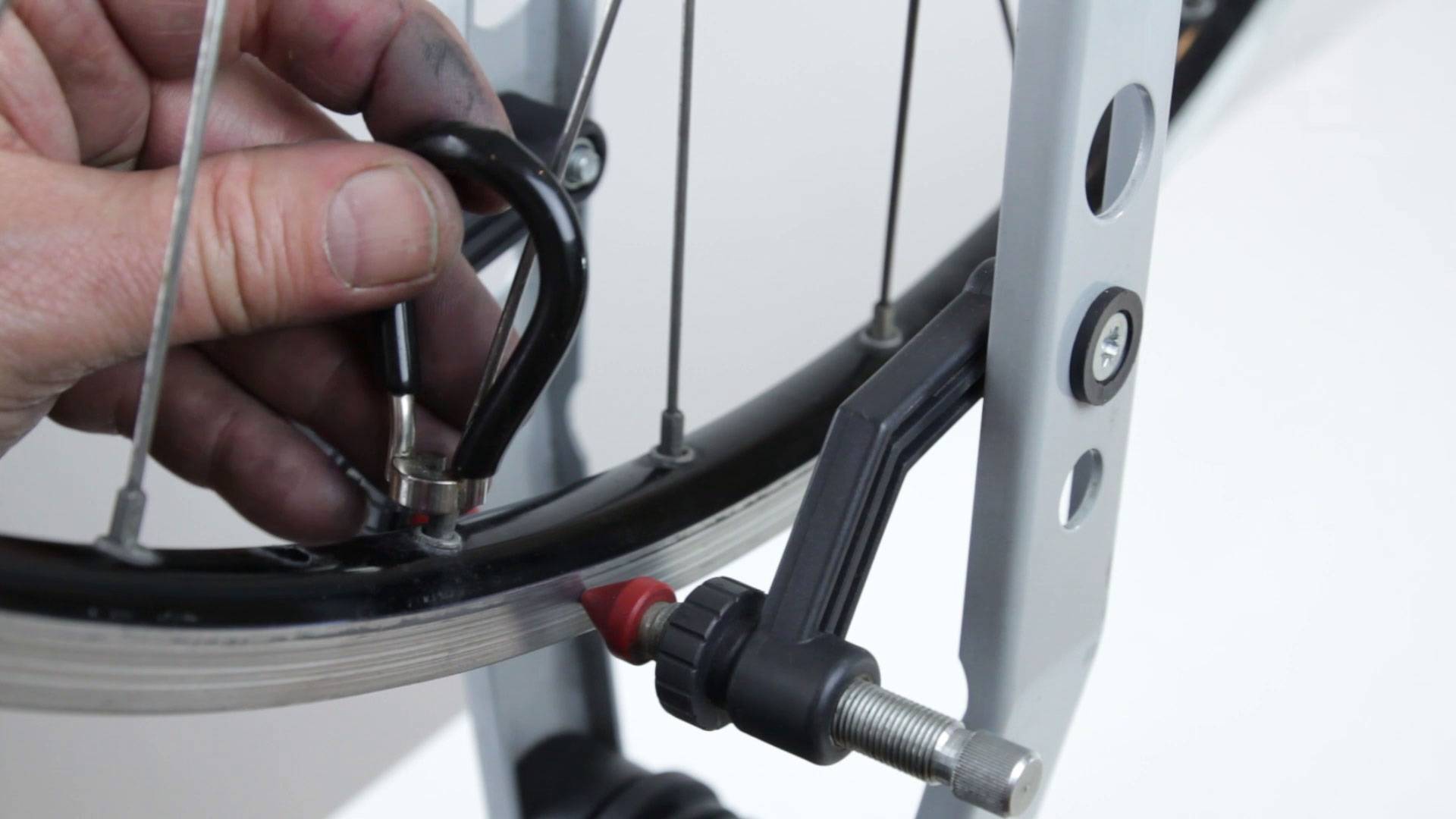 Как убрать восьмерку на колесе велосипеда — причины, как исправить