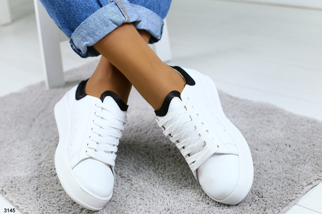 Модные образы на основе белых кроссовок, лучшие разновидности и бренды