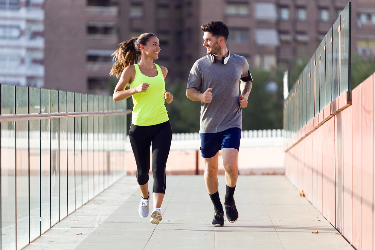 Бег для начинающих: плюсы и минусы бега по утрам, график утренней пробежки для похудения