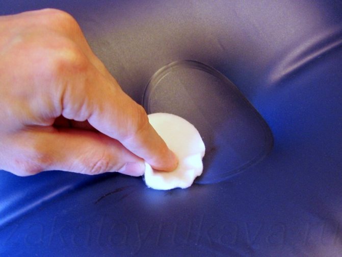 Как заклеить надувной матрас — обнаруживание дырки или прокола, способы ремонта