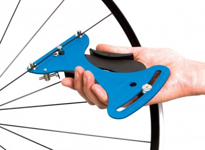 Как подтянуть спицы для велосипеда, используя спицевой ключ.