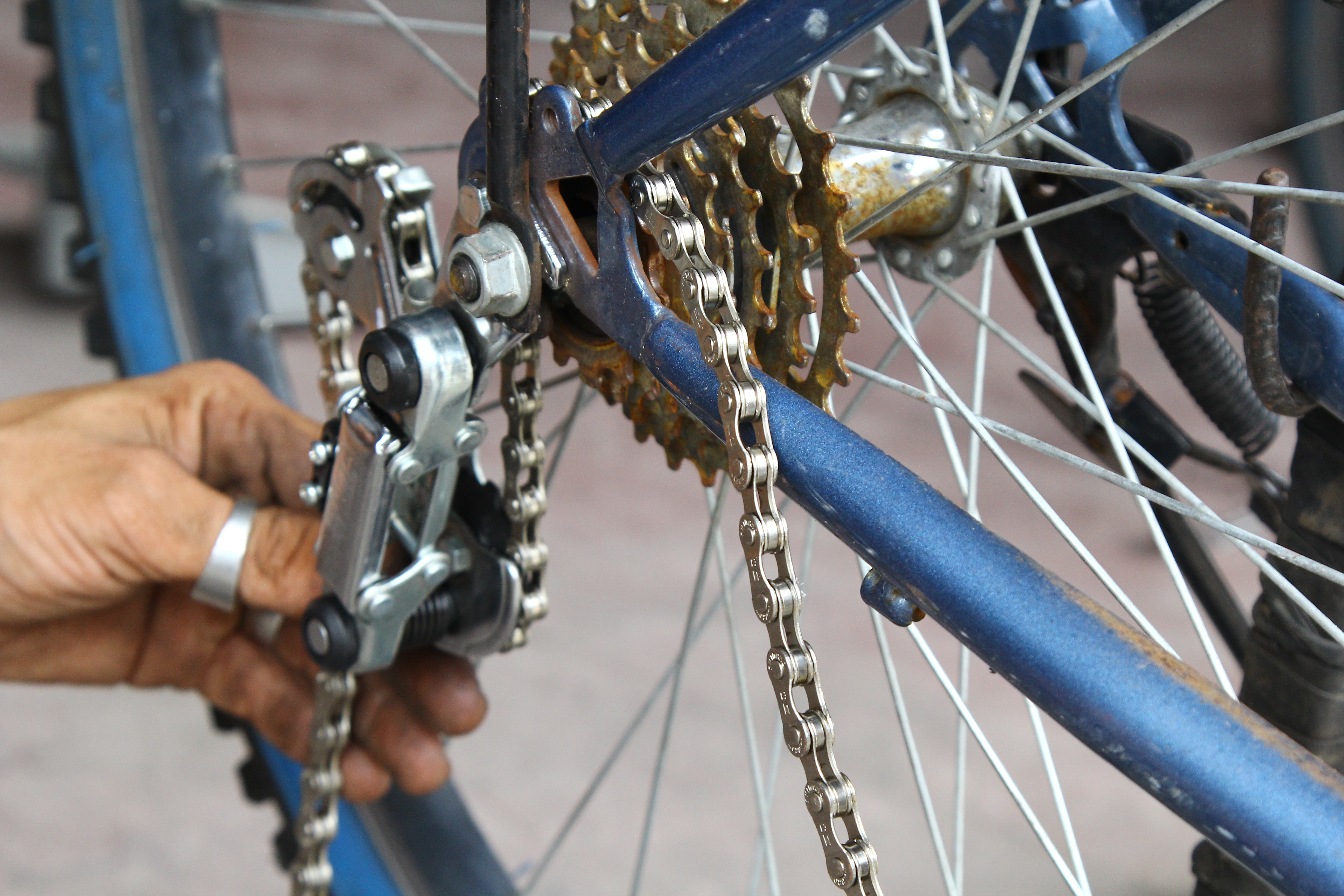 Проскакивает цепь велосипеда при нагрузке: как устранить прокруты