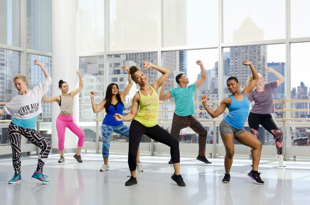 Аэробика дома для начинающих: фитнес и современные танцевальные уроки для похудения