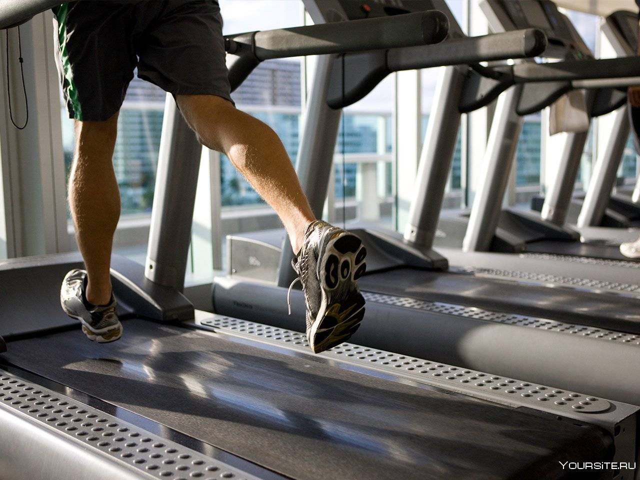 Тренировки на беговой дорожке: упражнения, преимущества и недостатки