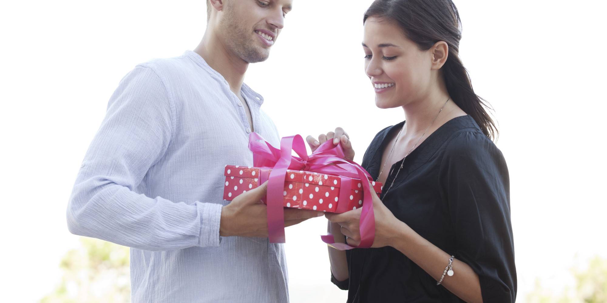 Что подарить девушке: идеи подарков на день рождения и другие даты