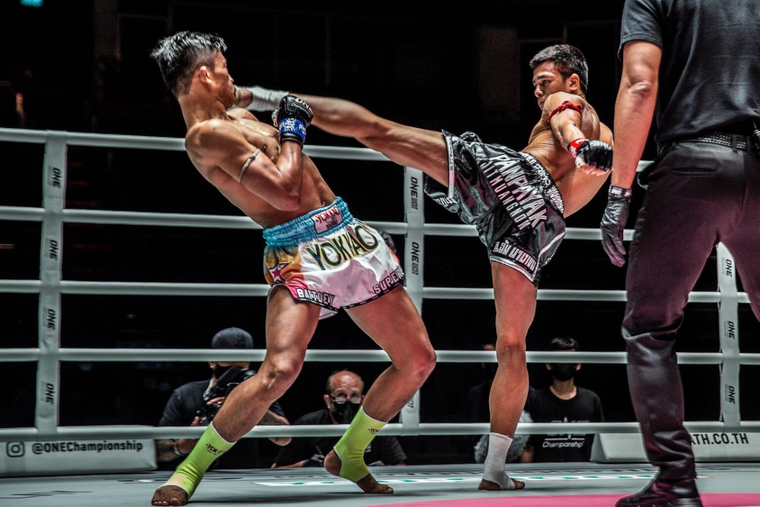 Хай кик (high kick) и лоу кик (low kick) в тайском боксе.