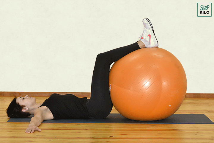 Комплекс упражнений на фитболе для спины — техника и важные нюансы