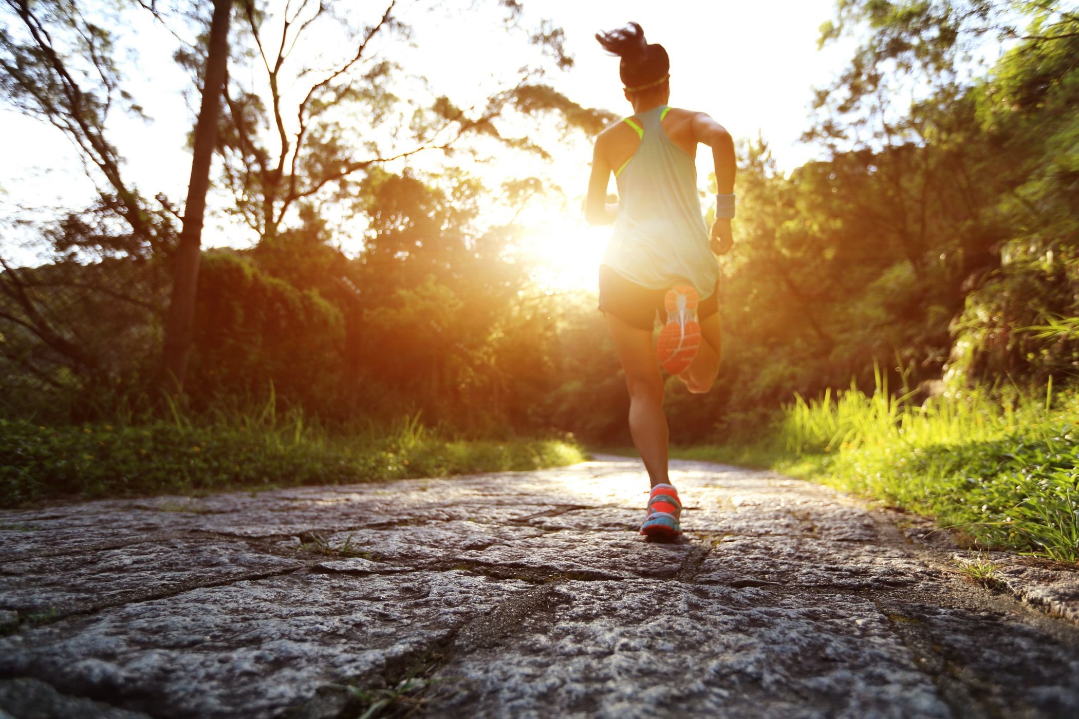 Бег по утрам: польза утренней пробежки и советы для начинающим
