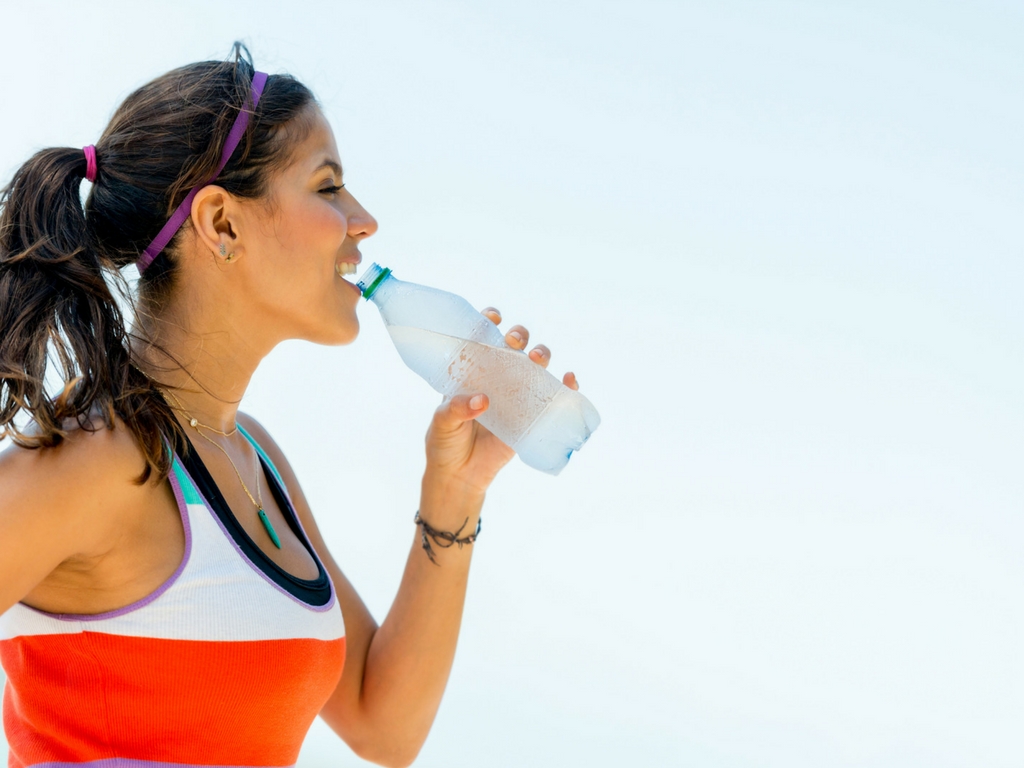 Что пить во время тренировки: воду или спортивные добавки в тренажерном зале?