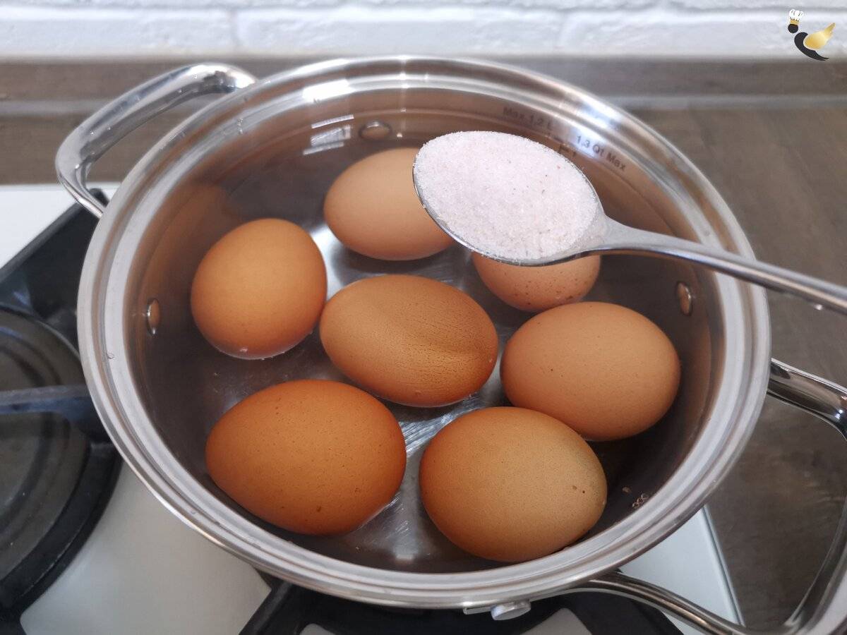Сколько минут и как правильно варить куриные яйца