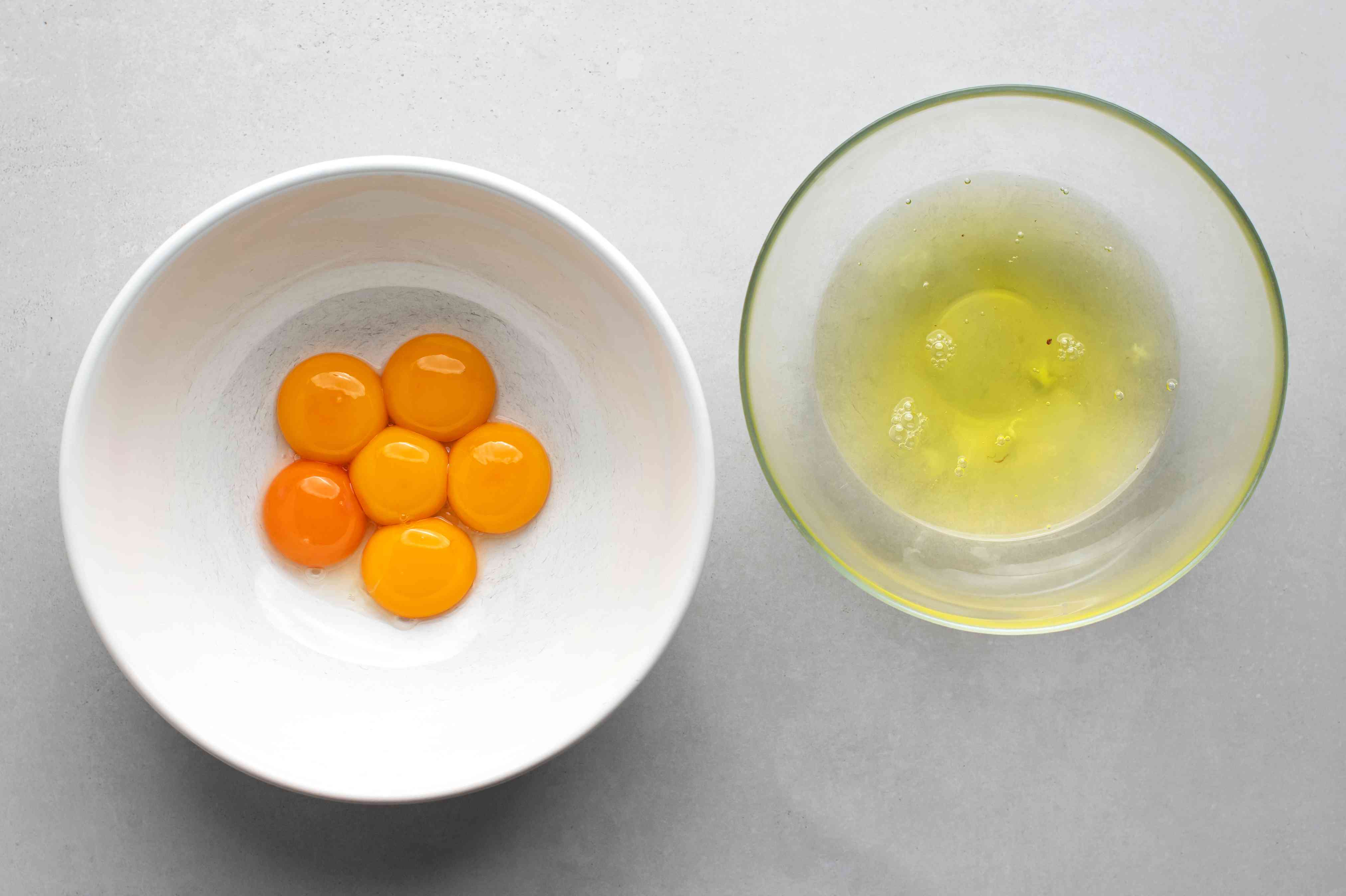 Как отделить белок от желтка яйца — это сможет даже ребенок